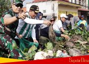 Bupati Subandi bersama Ratusan Orang Bersihkan sampah di Sungai Pelayaran