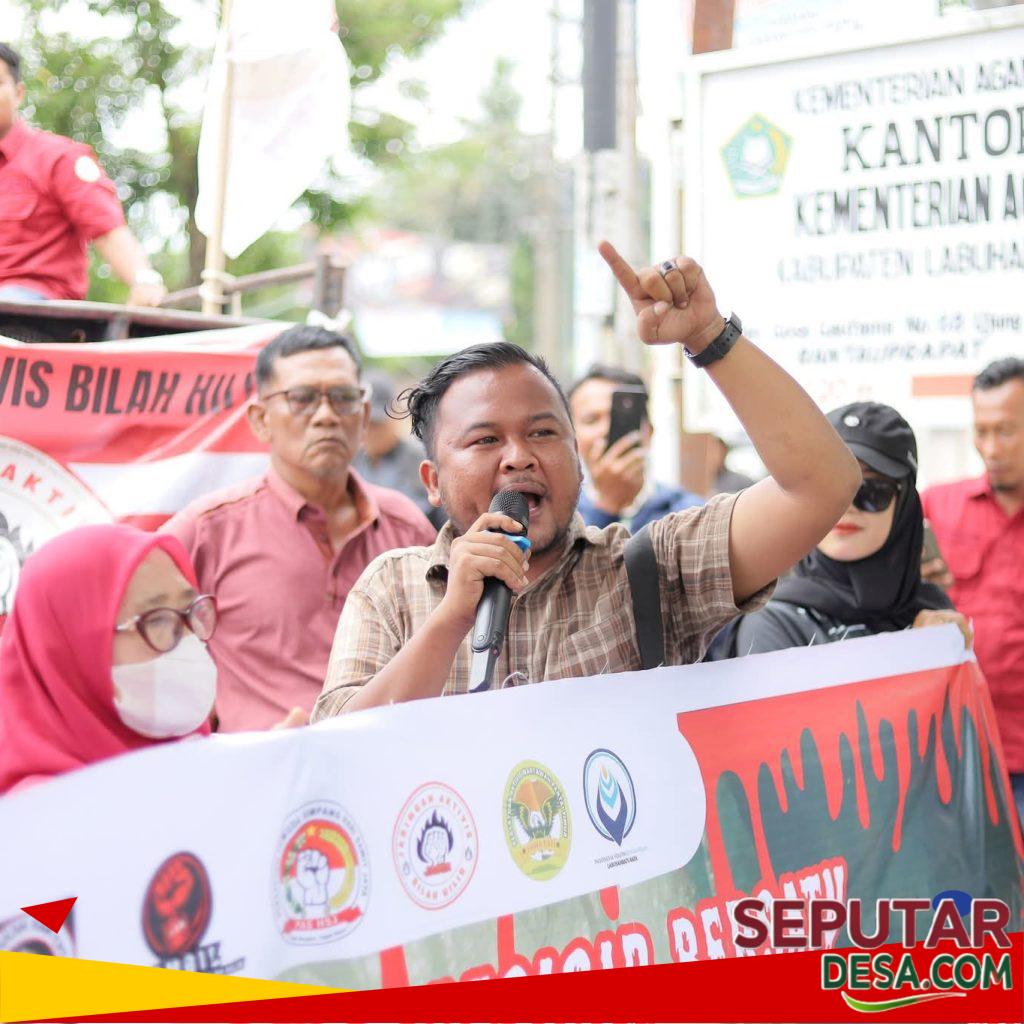 Aksi Demo Di Depan Kantor Bupati Labuhanbatu Oleh Aktivis Pesisir Tuntut Perbaikan Jalan