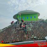 Anggota Koramil Brati Kerja Bakti Rehab Masjid