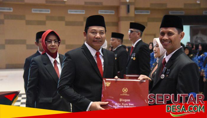 Bupati Sidoarjo Serahkan Tanda Kehormatan Satyalancana Karya Satya kepada 768 PNS