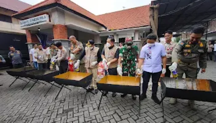 Jelang Akhir Tahun, Satpol PP Sidoarjo Musnahkan 1.407 Botol Minuman Beralkohol Ilegal