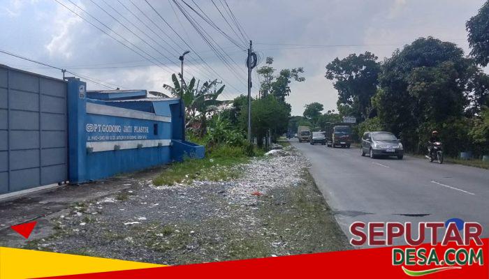 Sampah Plastik PT Godong Jati Plastik Berserakan di Jalan, Warga Resah dan Pengendara Terimbas