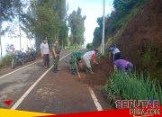 Babinsa bersama Warga Kerja Bakti Bersihkan Bahu Jalan