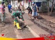 Kompak, Babinsa Bersama Warga Sukorejo Gotong Royong Bersihkan Lingkungan Pasca Banjir