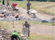 Tingkatkan Produktivitas Pertanian Terlihat Saat Semangat Warga bersama Babinsa Bangun Saluran Irigasi