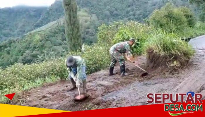 Pasca Hujan Deras, Babinsa Bersama Warga Bersihkan Material Longsor Yang Menutupi Badan Jalan