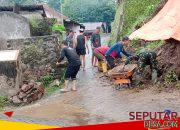 Babinsa Bantu Pembersihan Tanah Longsor Akibat Hujan deras