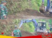 Percepat Normalisasi Jalan, Babinsa Kawal Pengerjaan Akses Wonokitri-Wonomerto dengan Alat Berat