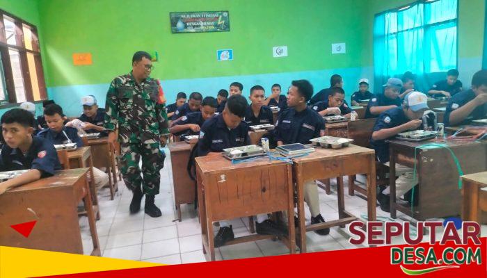 Pastikan Gizi Terpenuhi, Babinsa Dampingi Penyaluran MBG