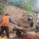 Talut Jalan Di Desa Semen Longsor Akibat Hujan Deras, Babinsa Dan Warga Gerak Cepat Kerja Bakti