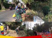 Jaga Keselamatan Pengguna Jalan, Babinsa Bersama Warga Bersihkan Rumput Liar