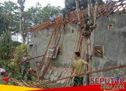 “Ini Mimpi yang Jadi Nyata” Kata Bapak Saiful Saat Atap Rumahnya Dibangun TMMD