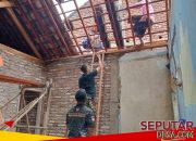 Tak Gentar Terik Matahari, TMMD Ke-127 Kodim 0819/Pasuruan Pasang Genteng, Tutup Luka Atap Rumah Muklis