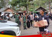 PSHT Bersama TNI-Polri Bagikan Takjil kepada Warga di Trenggalek