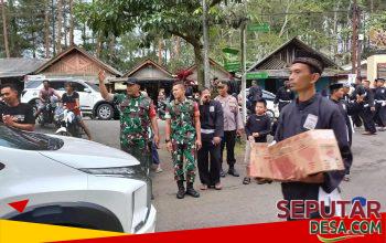 PSHT Bersama TNI-Polri Bagikan Takjil kepada Warga di Trenggalek