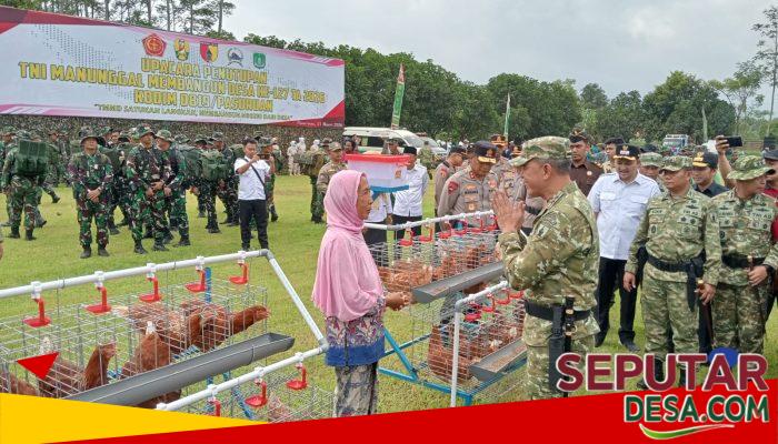 Pangdam V/Brawijaya Serahkan Bantuan Ayam Petelur kepada Warga di Penutupan TMMD Ke-127 Pasuruan