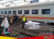 Demi Kelancaran Dan Keamanan, Anggota TNI Laksanakan Tugas Pengamanan di Stasiun KA Bangil