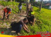 Wujudkan Lingkungan yang Bersih, Koramil 0819/20 Gempol Bersama Muspika Laksanakan Kerja Bakti