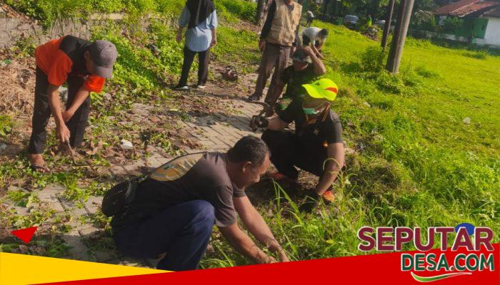 Wujudkan Lingkungan yang Bersih, Koramil 0819/20 Gempol Bersama Muspika Laksanakan Kerja Bakti