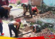 Atasi Krisis Air Bersih, Babinsa Wonorejo dan Warga Gotong Royong Pasang Pipa di Dusun Sumbergentong