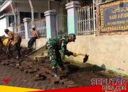 Wujud Kemanunggalan TNI-Rakyat, Babinsa dan Warga Palangsari Gotong Royong Bangun Parit Desa