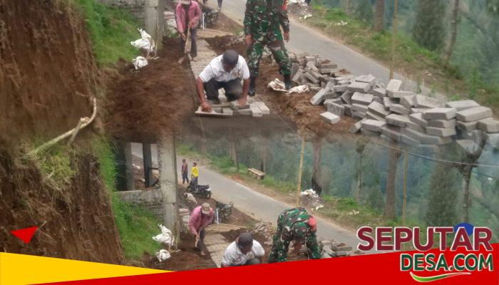 Semangat Gotong Royong Menguat, Babinsa Tosari Pimpin Karya Bakti Perbaikan Akses Jalan Dusun Wonopolo