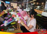 Semangat Kartini, Workshop Buket Balon Hidupkan Kreativitas Perempuan di Surabaya