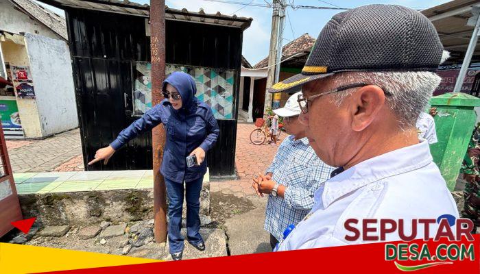 Sidak Jalan Suko–Sumberejo, Wabup Mimik Idayana Soroti Drainase yang Mampet Akibat Cor-coran Warga