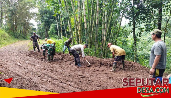 Sinergi Babinsa dan Warga Buka Akses Jalan yang Tertutup Longsor di Desa Palangsari