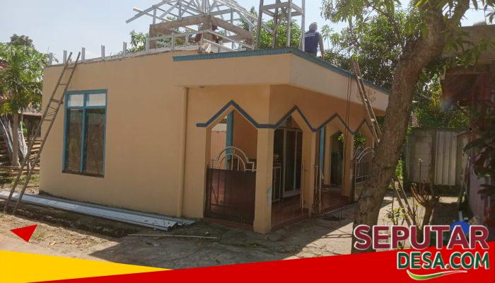 Gotong Royong Renovasi Atap Mushola di Tempuran, Jatilor