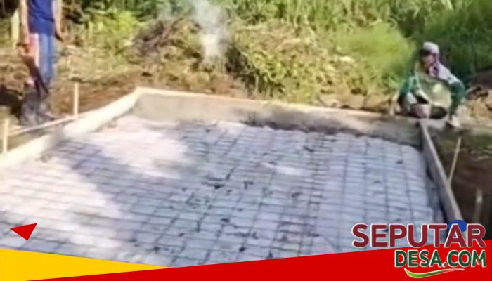 Bertahun-tahun Rusak, Warga Dusun Sumberpelas Terpaksa Cor Jalan Sendiri di Tengah Diamnya Pemerintah
