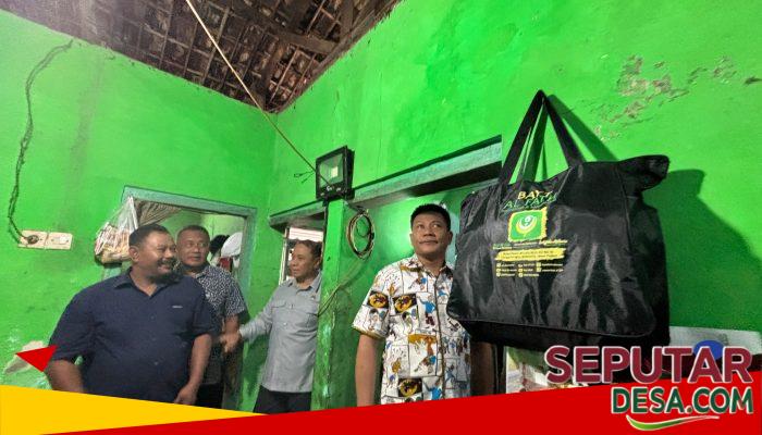 Bupati Sidoarjo Subandi Sidak Desa di Wonoayu: Atap Rumah Bambu Milik Warga Bocor Langsung Dibedah!