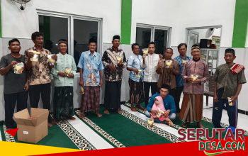 Jamaah Kajian Rutin Malam Jumat Masjid Baitul Jannah Terima Pembagian Abon Sapi dari LAZ Solo Peduli