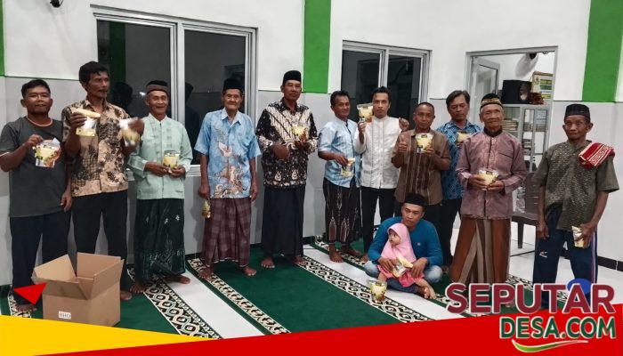 Jamaah Kajian Rutin Malam Jumat Masjid Baitul Jannah Terima Pembagian Abon Sapi dari LAZ Solo Peduli