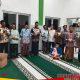 Jamaah Kajian Rutin Malam Jumat Masjid Baitul Jannah Terima Pembagian Abon Sapi dari LAZ Solo Peduli