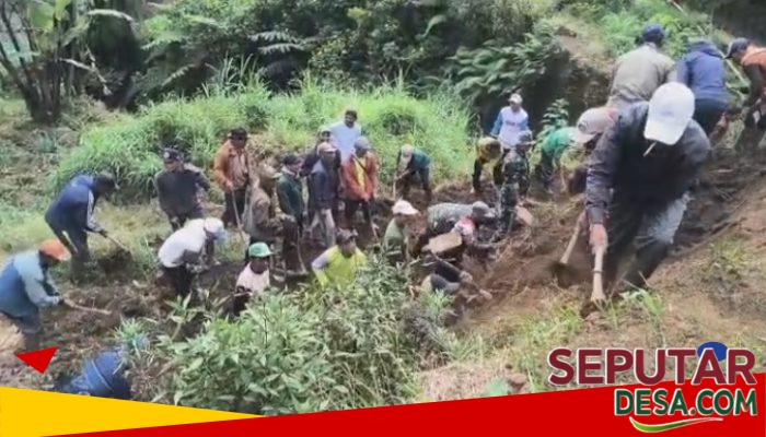 Koramil 0819/26 Tosari Bersama Warga Gotong Royong Siapkan Lokasi Pembangunan Jembatan