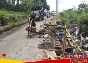Semangat Gotong Royong! Babinsa Bersama Warga Desa Cendono Cor Saluran Irigasi