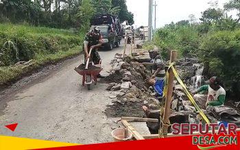 Semangat Gotong Royong! Babinsa Bersama Warga Desa Cendono Cor Saluran Irigasi
