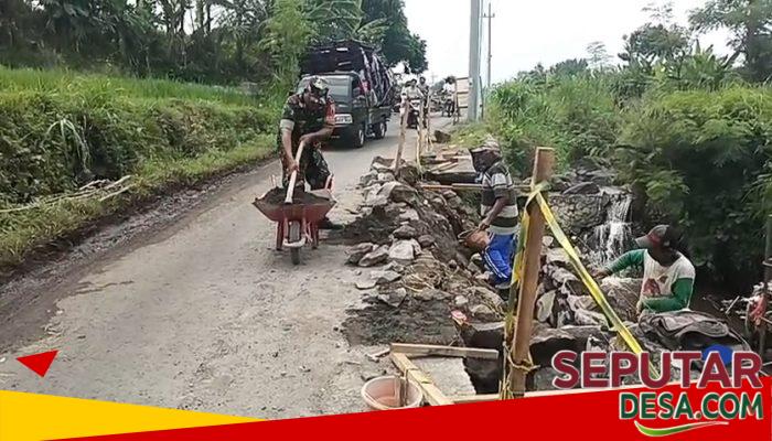 Semangat Gotong Royong! Babinsa Bersama Warga Desa Cendono Cor Saluran Irigasi