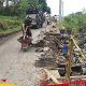 Semangat Gotong Royong! Babinsa Bersama Warga Desa Cendono Cor Saluran Irigasi