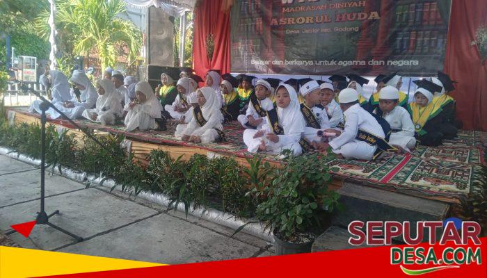 Wisuda Puluhan Santri Madrasah Diniyah Asrorul Huda Jatilor Berlangsung Khidmat dan Penuh Haru