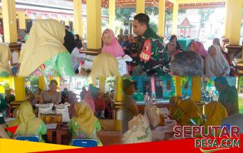 Pastikan Tepat Sasaran, Sertu Herman Romadhona Dampingi Distribusi Bantuan Pangan untuk Warga Pandaan
