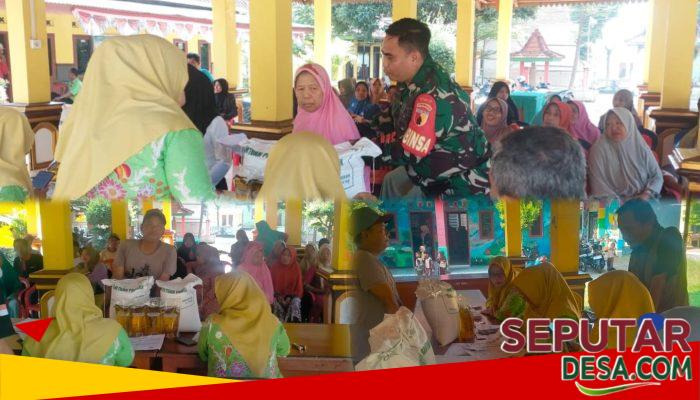 Pastikan Tepat Sasaran, Sertu Herman Romadhona Dampingi Distribusi Bantuan Pangan untuk Warga Pandaan