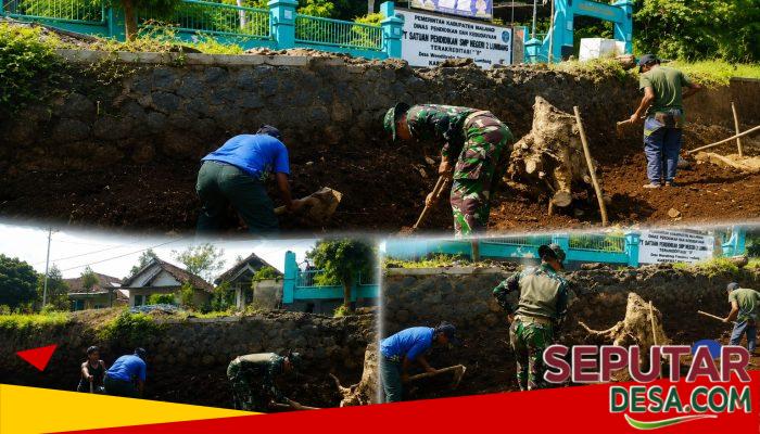 Wujudkan Akses Transportasi yang Lebih Baik, Babinsa Watulumbung Bersama Warga Gotong Royong Ratakan Jalan Desa