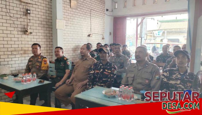 Perkuat Sinergitas, Danramil Kesamben dan Kapolsek Kesamben Nobar Piala Dunia Bersama Banser NU dan Warga