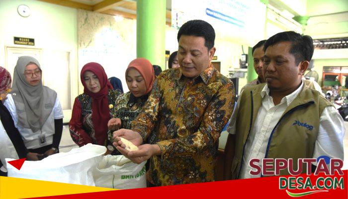 Jaga Stok Pangan Warga Sidoarjo: Bupati Subandi Kawal Distribusi Bantuan Beras dan Minyak Goreng ke Desa Pabean