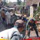 Babinsa dan Warga Gotong Royong Perbaiki Selokan