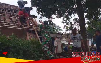 Wujud Kepedulian TNI, Babinsa Bantu Renovasi Atap Rumah Warga