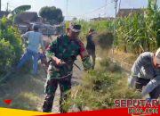 Jalan Desa Dipenuhi Rumput, Babinsa dan Warga Sigap Lakukan Pembersihan