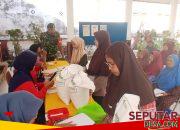 Demi kelancaran, Babinsa Dampingi Pembagian Bantuan Pangan Bulog 